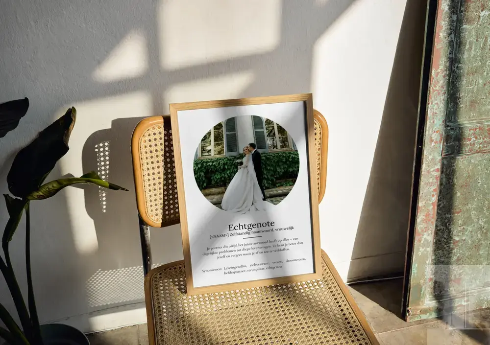 Definitieposter met ronde trouwfoto in houten lijst op een stoel, als cadeau voor een trouwdag