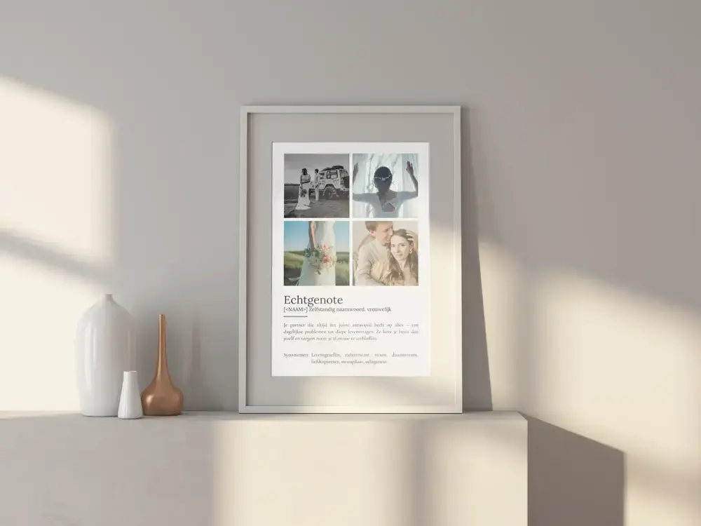Ingelijste definitieposter met vier foto's op een wit dressoir, een persoonlijk cadeau voor de echtgenote