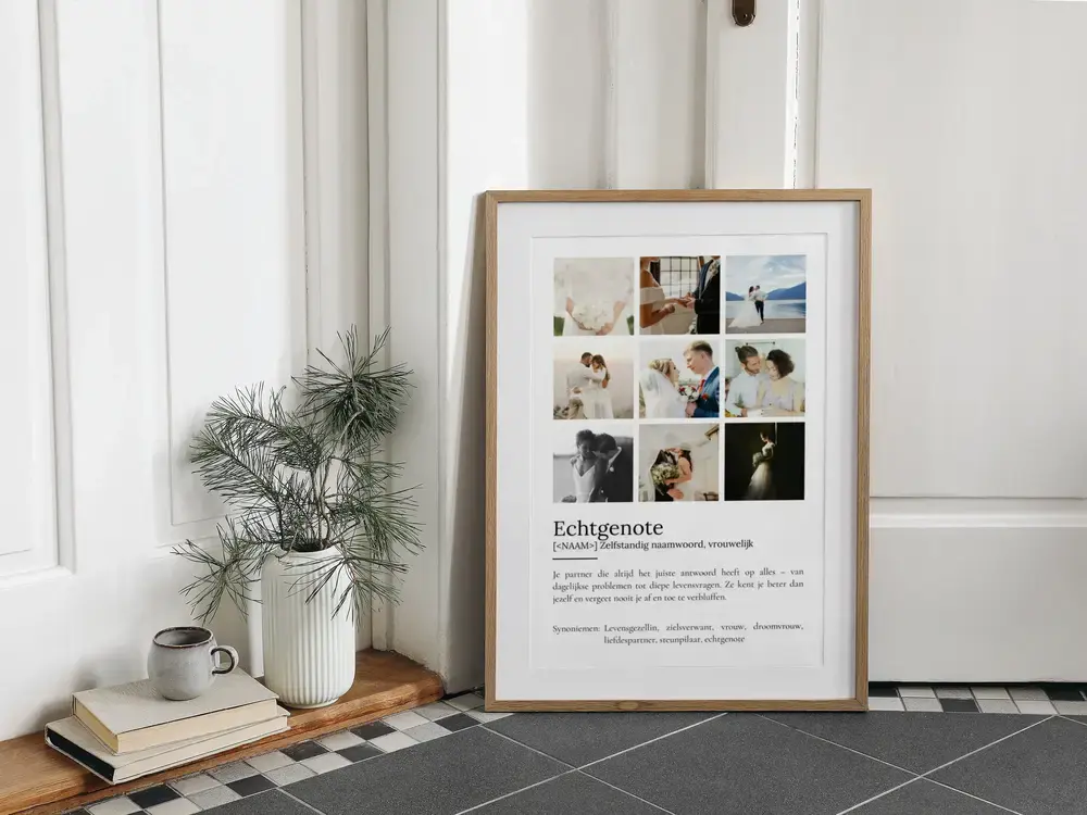 Fotoposter met negen trouwfoto's in houten lijst op de vloer naast een plant, als jubileumcadeau voor de vrouw