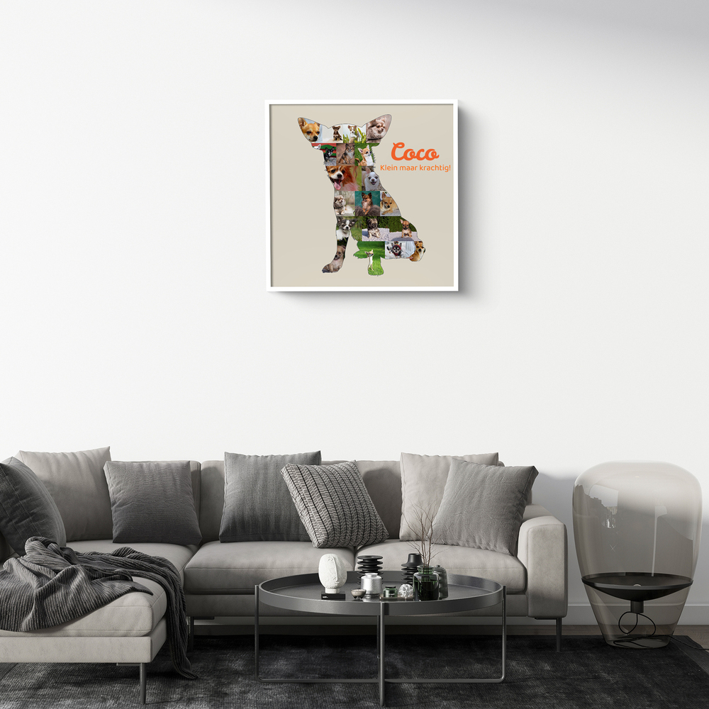 Chihuahua-fotocollage met naam in een witte lijst, aan de muur boven een grijze bank in de woonkamer