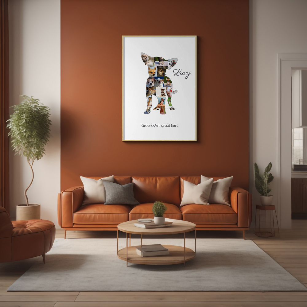 Ingelijste fotocollage in de vorm van een chihuahua, met naam, boven een cognackleurige bank in de woonkamer