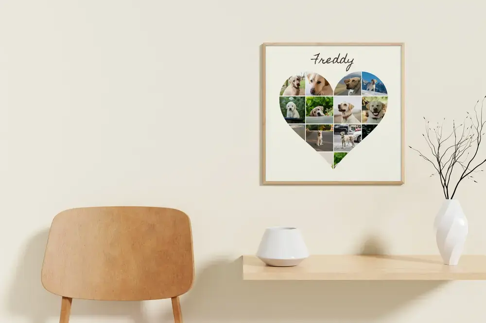 Hartvormige labradorfotocollage met naam in een houten lijst aan de muur boven een wandplank naast een houten stoel