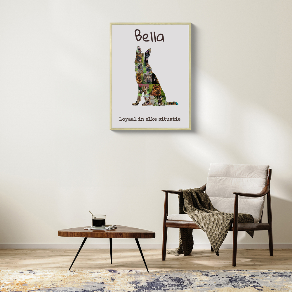 Fotocollage van een Duitse herder met naam en tekst, in een lichte lijst aan de muur in de woonkamer
