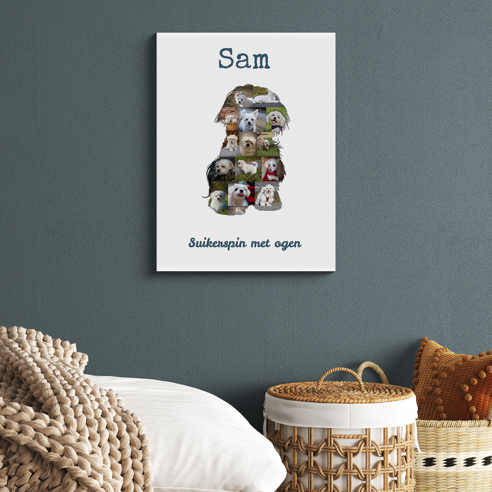 Fotocollage op canvas van een zittende Maltezer met naam en tekst, aan een donkergrijze wand naast het bed