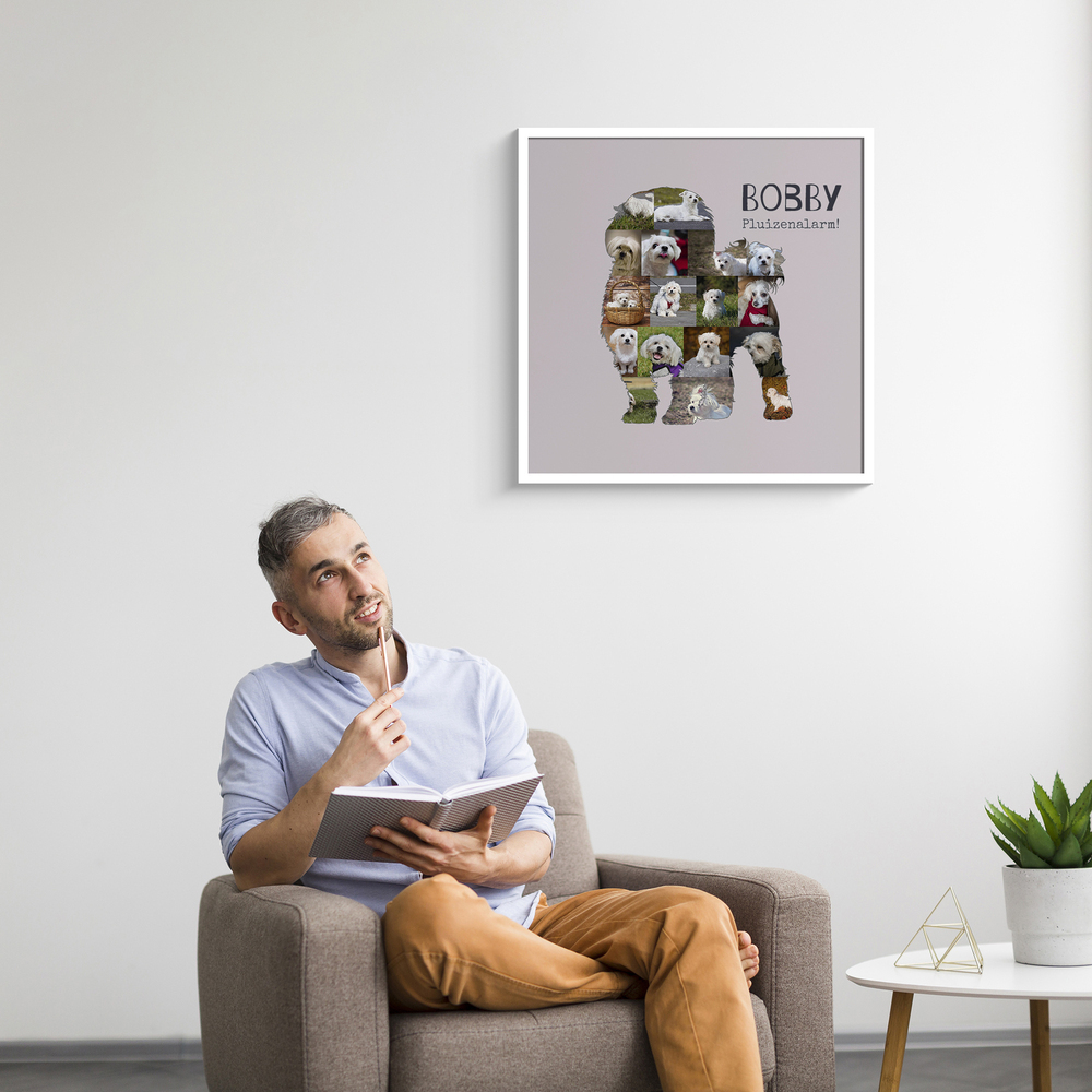 Maltezer-fotocollage met naam op een oudroze achtergrond, in een witte lijst boven een fauteuil.