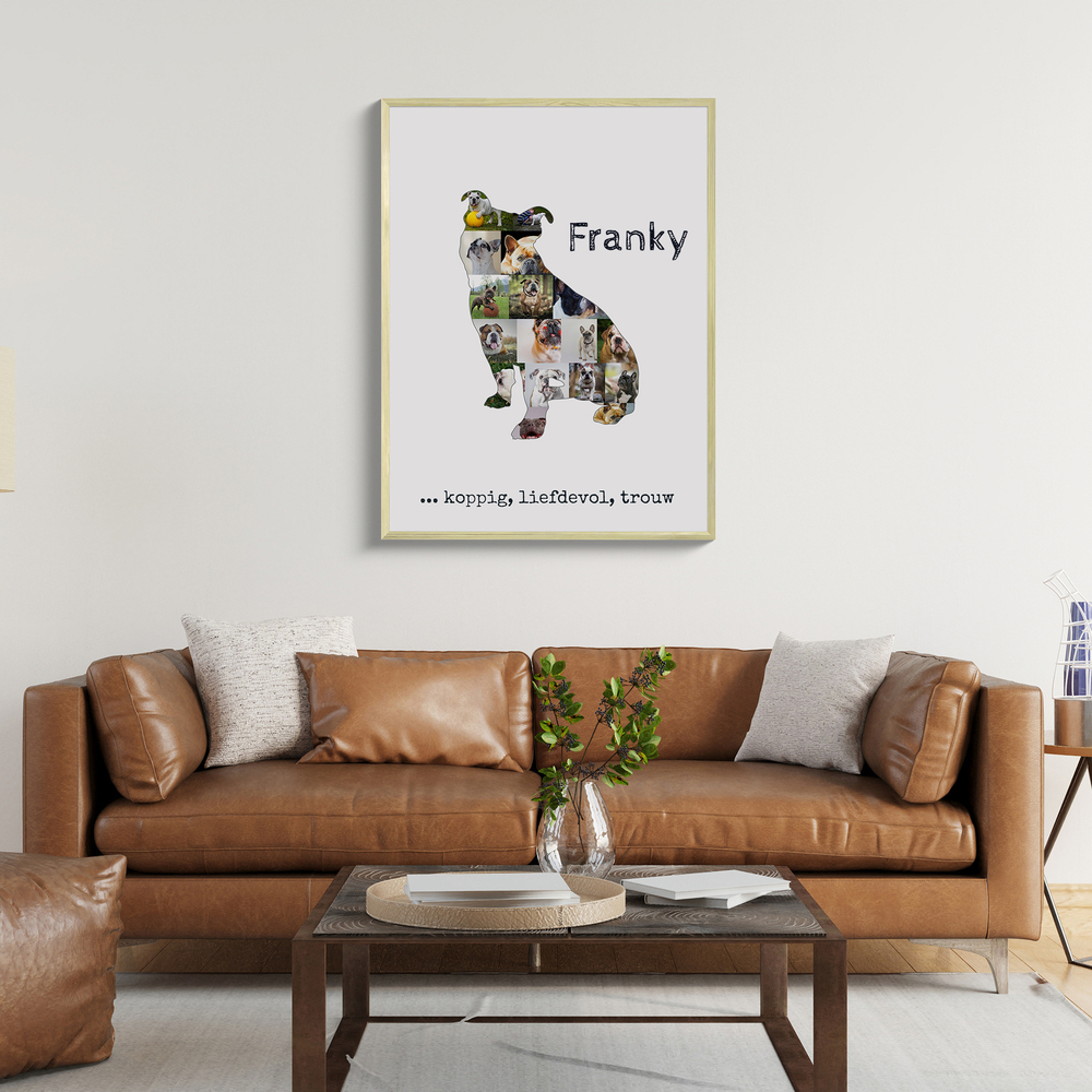 Fotocollage in de vorm van een Old English Bulldog met naam en tekst, in een lichte lijst boven de leren bank