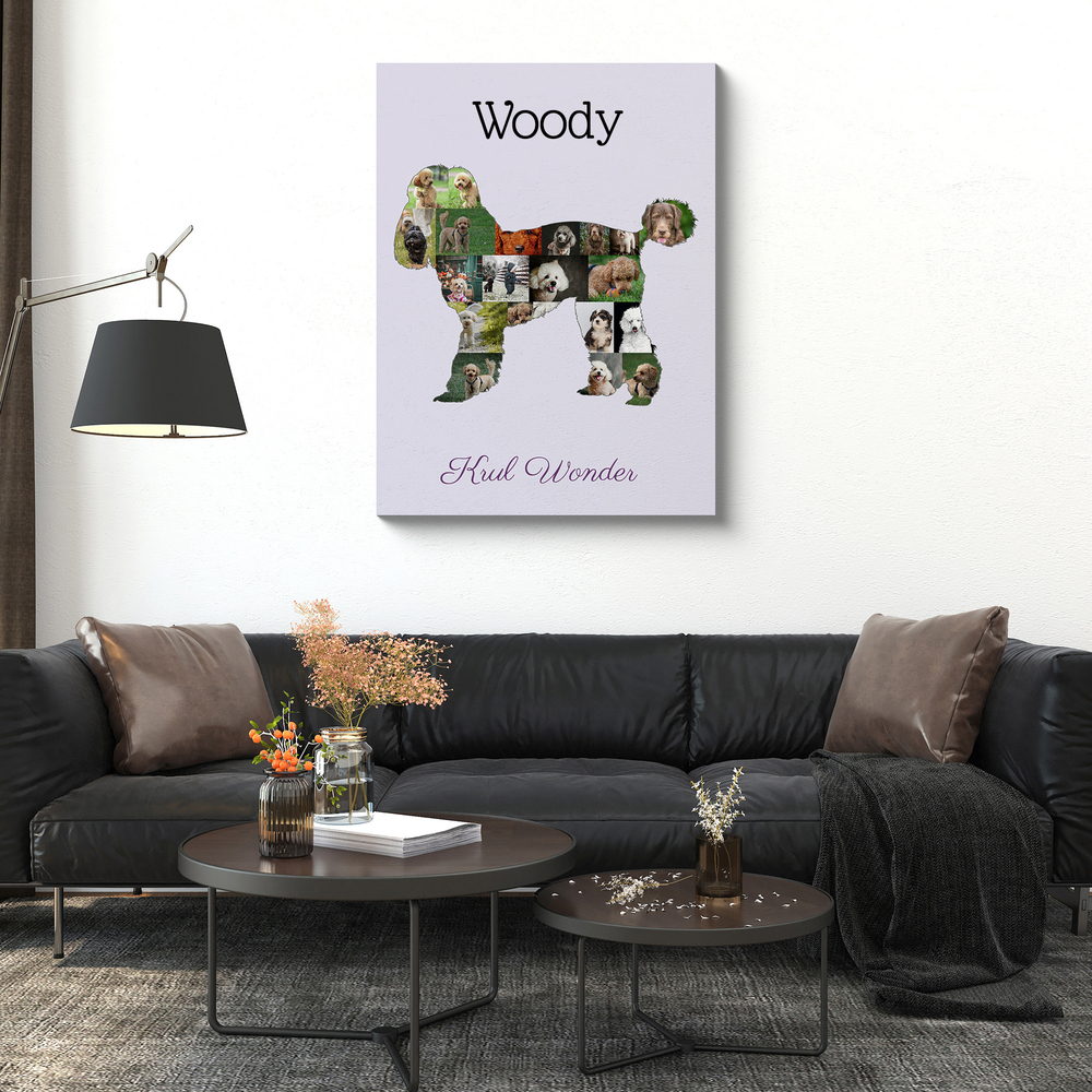 Poedel-fotocollage op canvas met naam en tekst op een lila achtergrond, boven de bank in de woonkamer