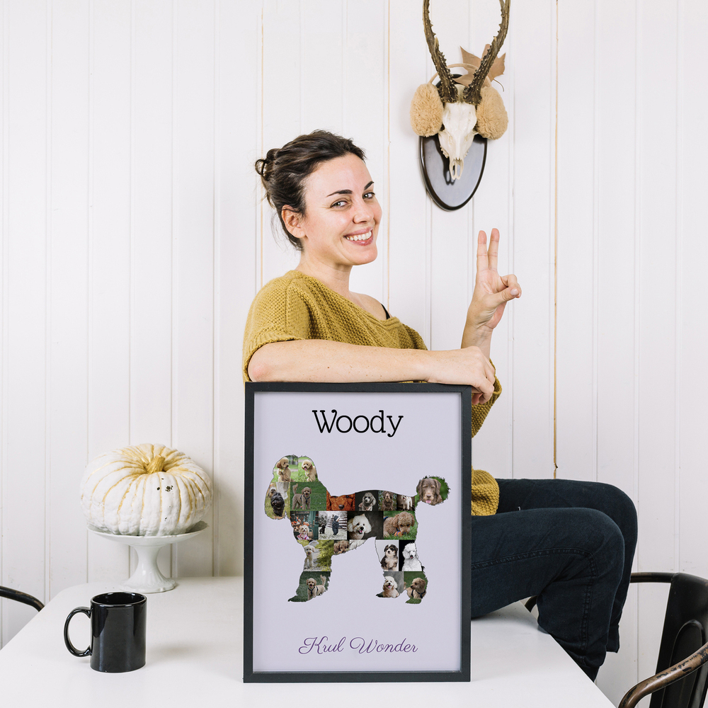 Fotocollage van een staande poedel met naam en tekst op lila, in een zwarte lijst op tafel, cadeau voor een hondenliefhebber