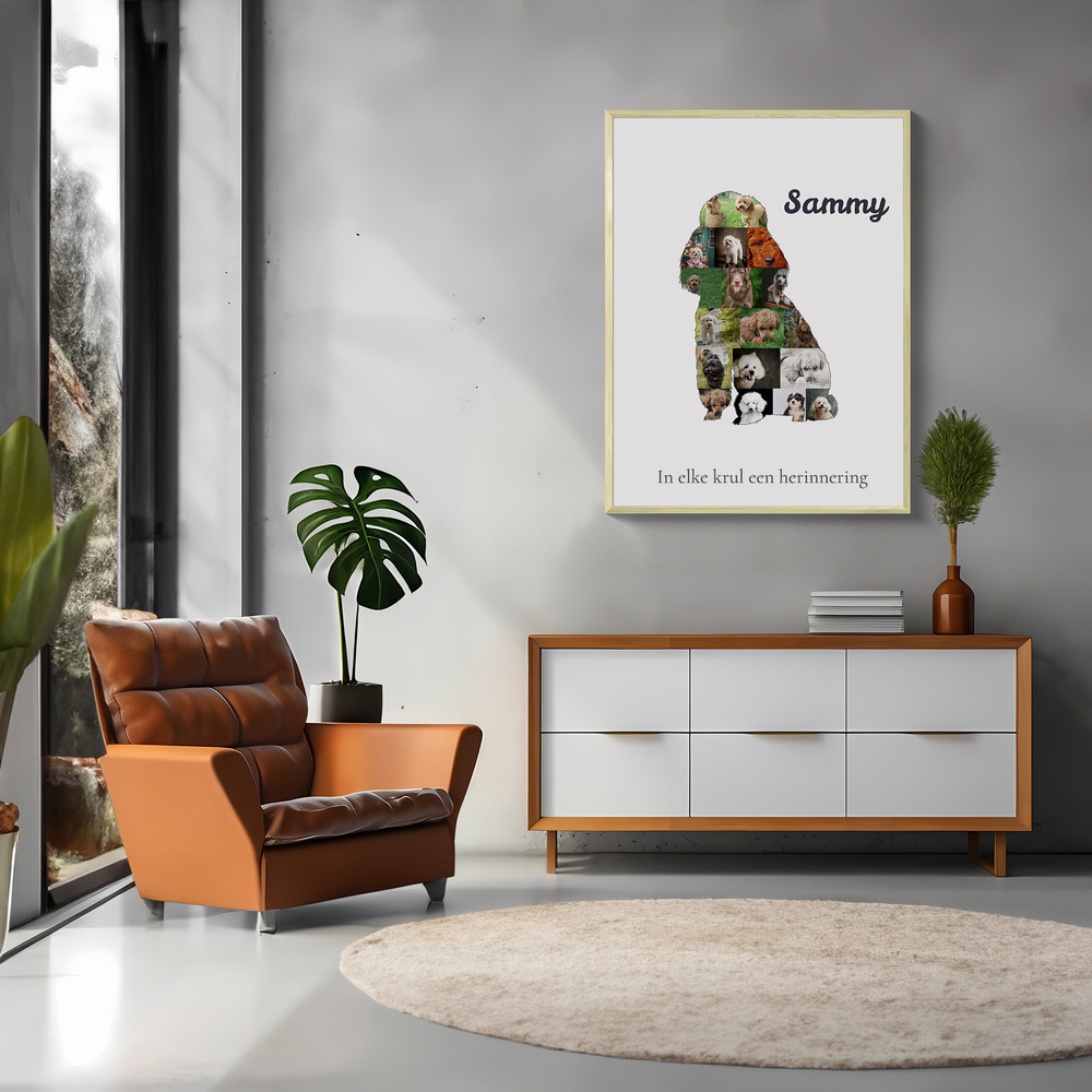 Ingelijste fotocollage in de vorm van een zittende poedel, met naam en tekst, boven een dressoir in de woonkamer