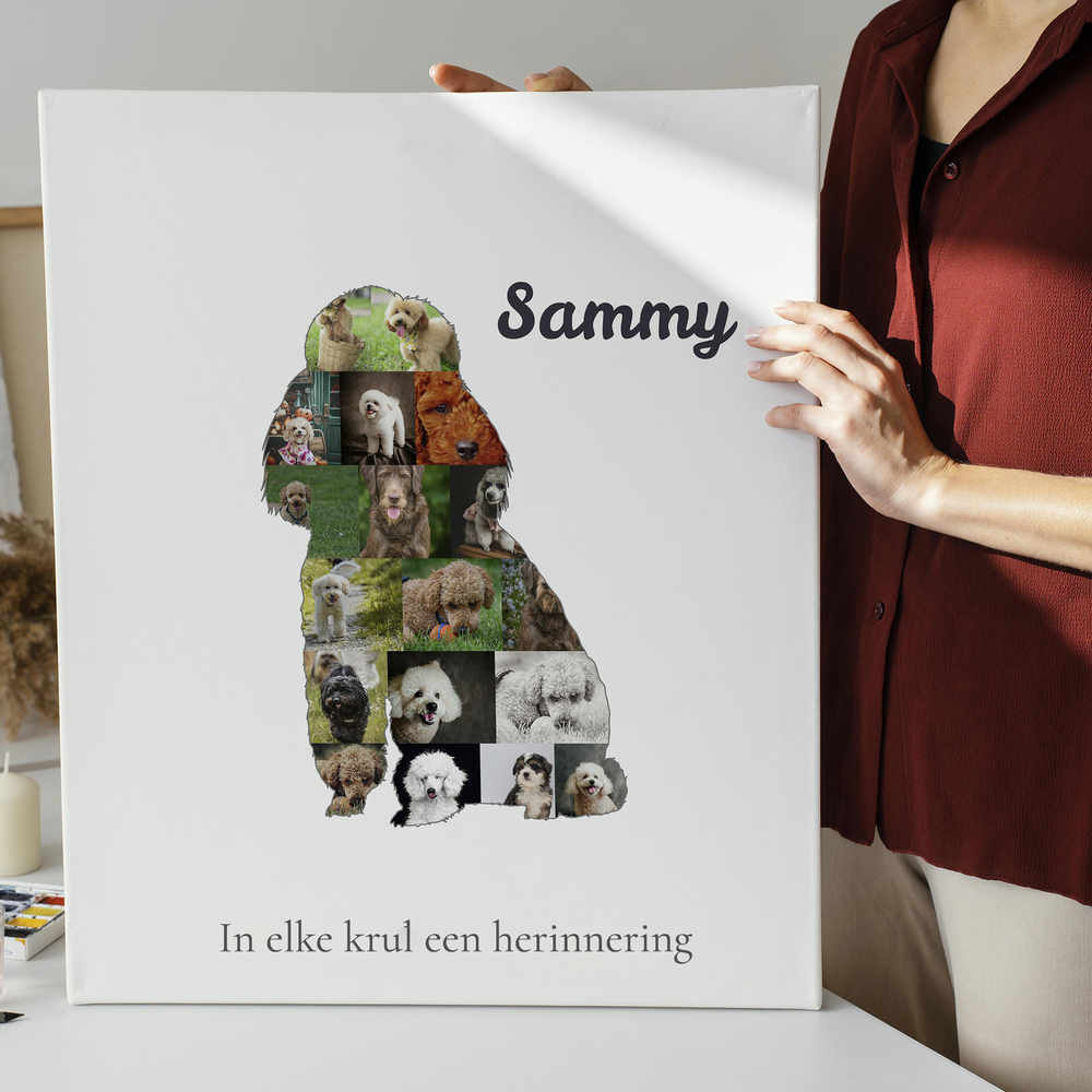 Fotocollage op canvas met een zittende poedel van hondenfoto’s, naam en tekst op wit, rechtop op tafel