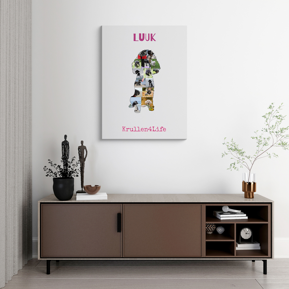 Fotocollage in de vorm van een dwergpoedel met naam en tekst, als wanddecoratie boven een dressoir in de woonkamer