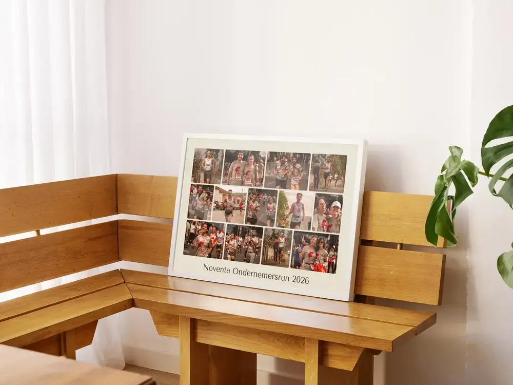 Fotocollage van de bedrijvenloop met foto's in een raster en eigen tekst, in een witte lijst op een houten bank