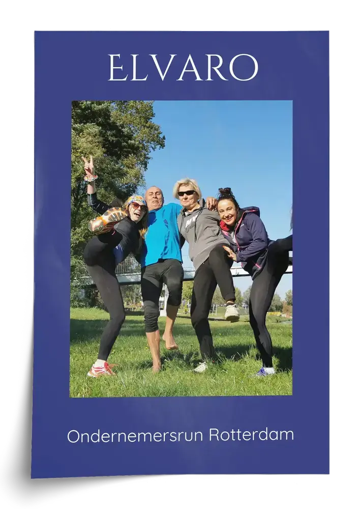 Poster van de bedrijvenloop met teamfoto en bedrijfsnaam op donkerblauw, een persoonlijk cadeau voor collega's