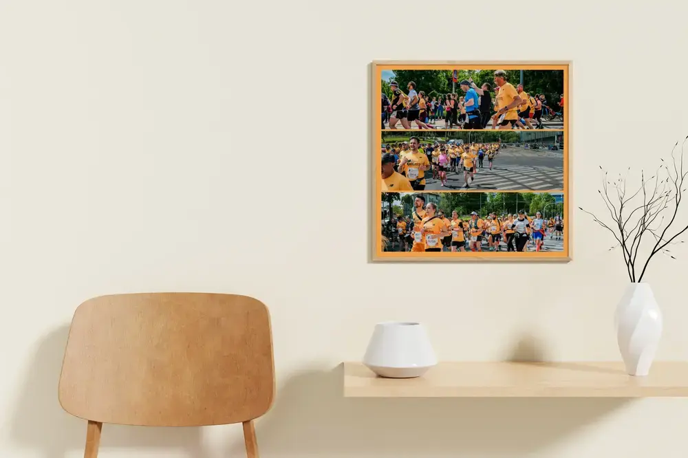 Fotocollage van de bedrijvenloop met drie fotostroken en oranje rand aan een lichte muur naast een houten stoel