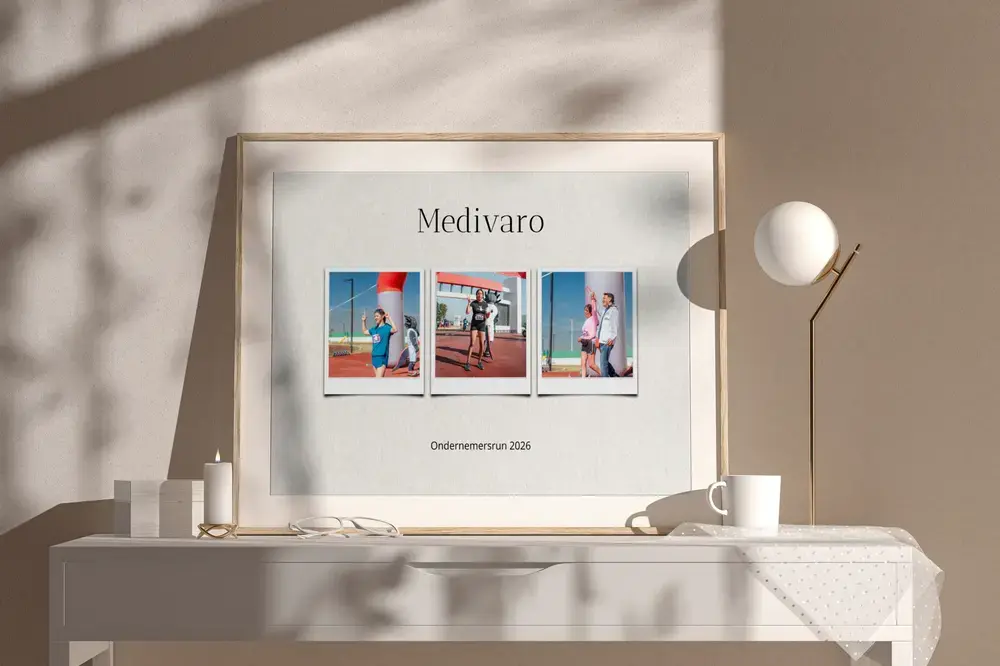 Fotocollage van een bedrijfsloop met drie polaroidfoto’s en bedrijfsnaam, in een lichte houten lijst op een dressoir