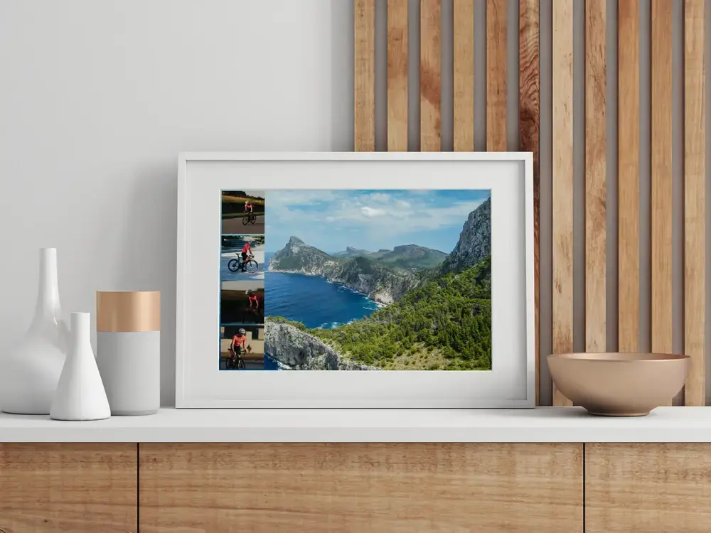 Wielercollage met kustpanorama in een witte lijst op een dressoir, een cadeau als herinnering aan een fietsvakantie