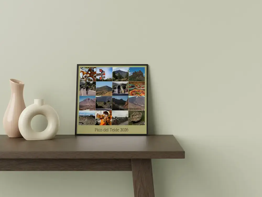 Ingelijste wielercollage met tourtekst op een houten tafel naast vazen, een persoonlijk cadeau voor wielerfans
