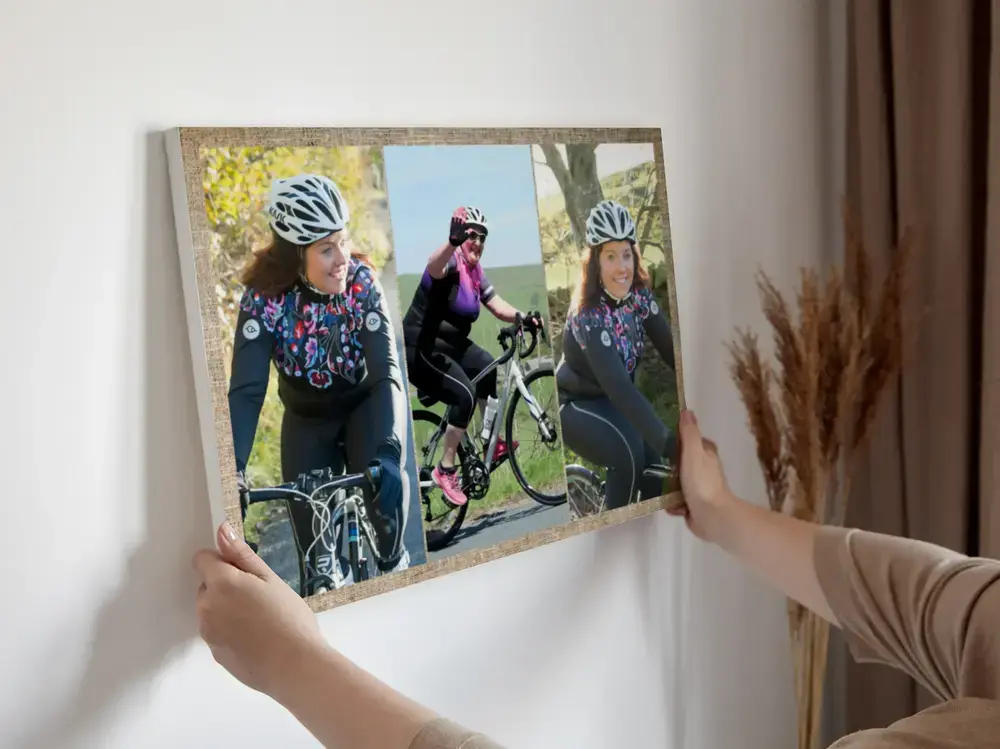 Wielercollage met drie foto's in een houten lijst tegen een lichte muur, als verjaardagscadeau voor een wielrenster