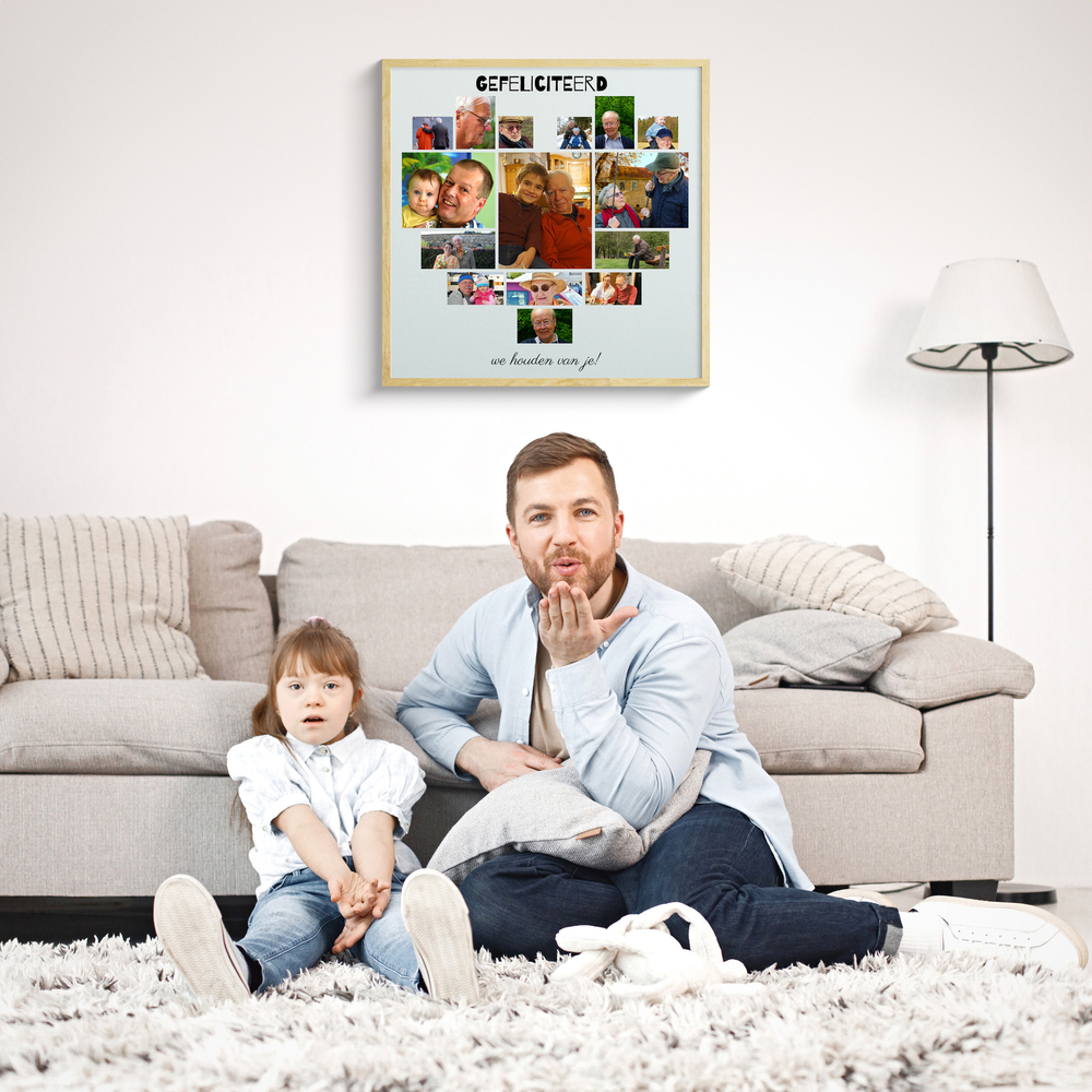Hartvormige fotocollage in een lichte houten lijst boven de bank, een cadeau-idee voor oma's verjaardag