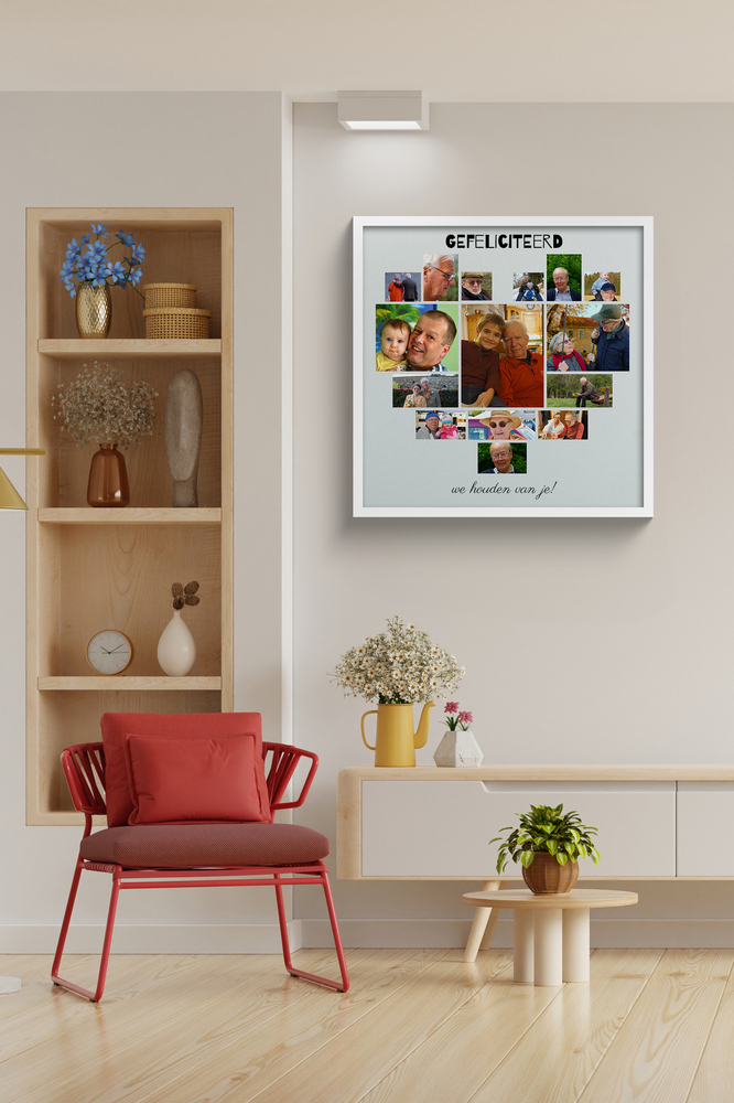 Hartvormige collage van familiefoto's met verjaardagswens in een witte lijst, aan de muur bij een rode stoel