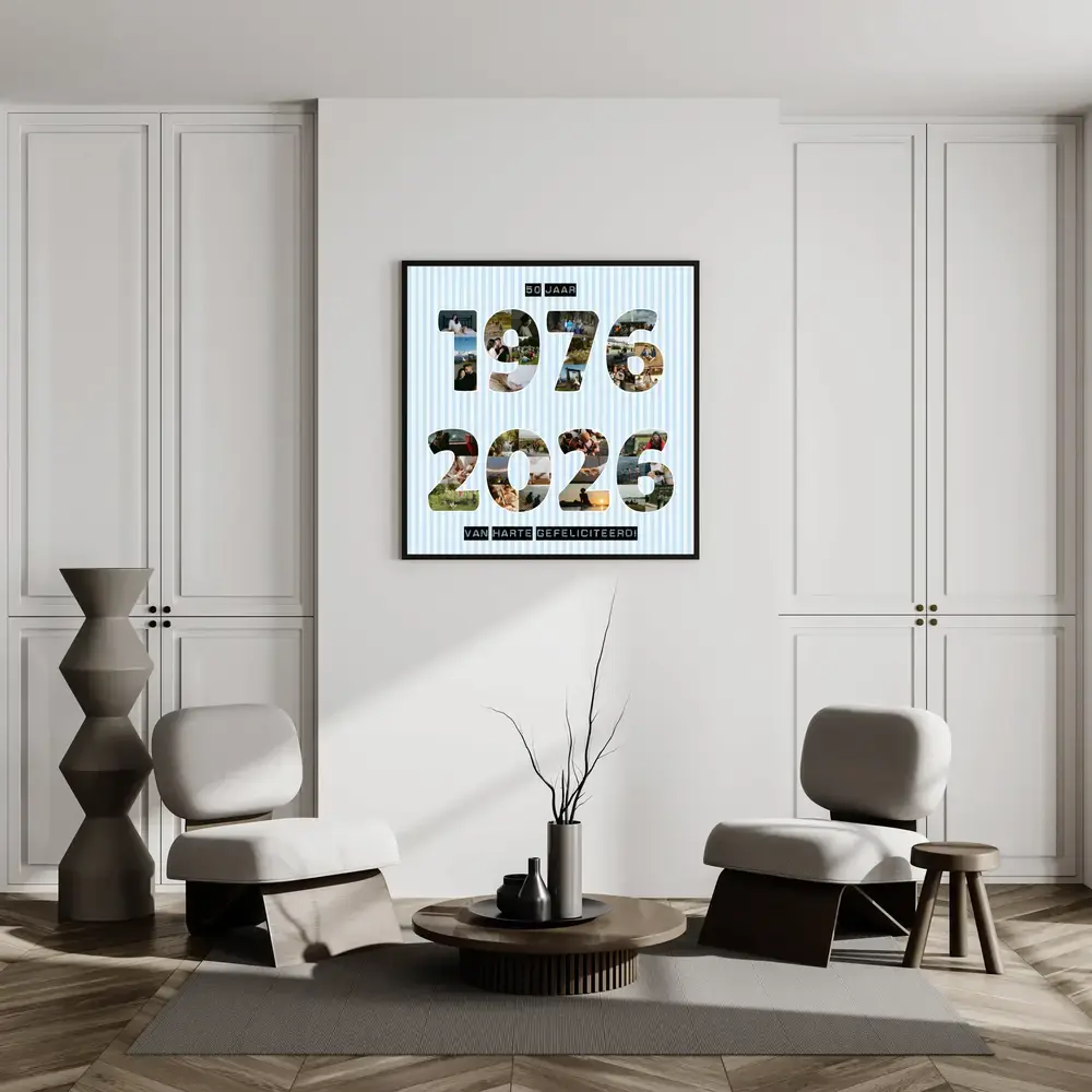 Fotocollage met jaartallen in zwarte lijst aan de woonkamermuur, een persoonlijk cadeau voor een 50e verjaardag