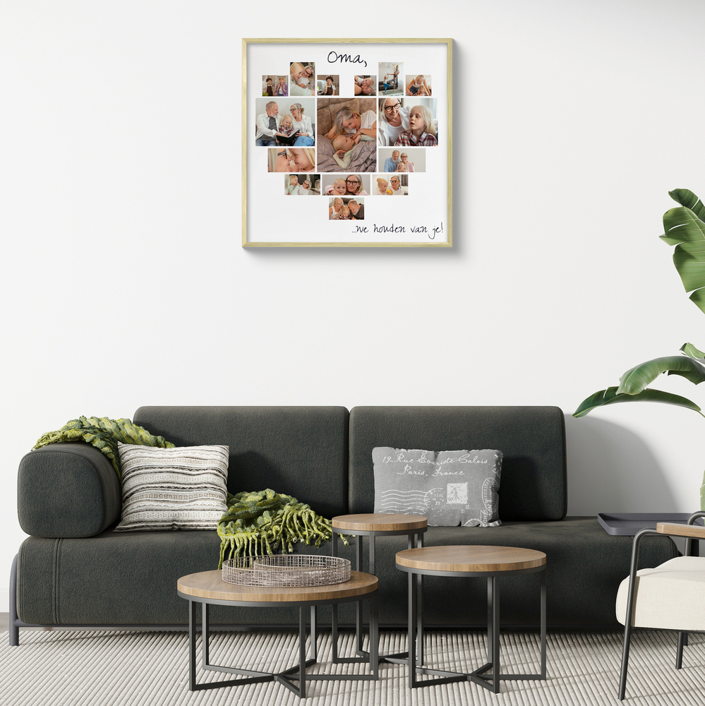 Fotocollage in hartvorm met persoonlijke tekst, in een houtkleurige lijst boven de grijze bank