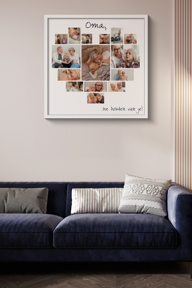 Ingelijste fotocollage in hartvorm boven een donkerblauwe bank, een liefdevol geschenk voor oma
