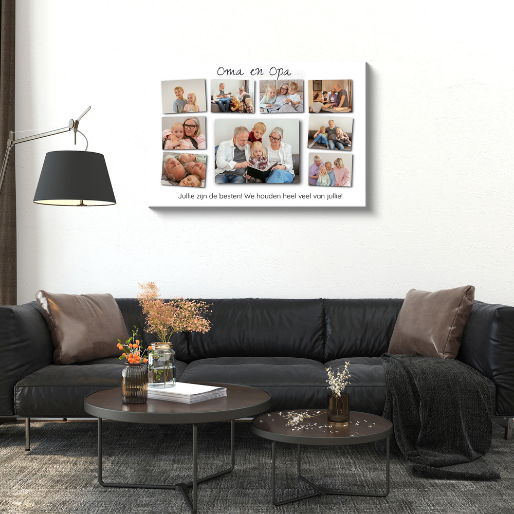 Fotocollage op canvas met 9 familiefoto's boven een zwarte bank, een persoonlijk cadeau voor opa en oma