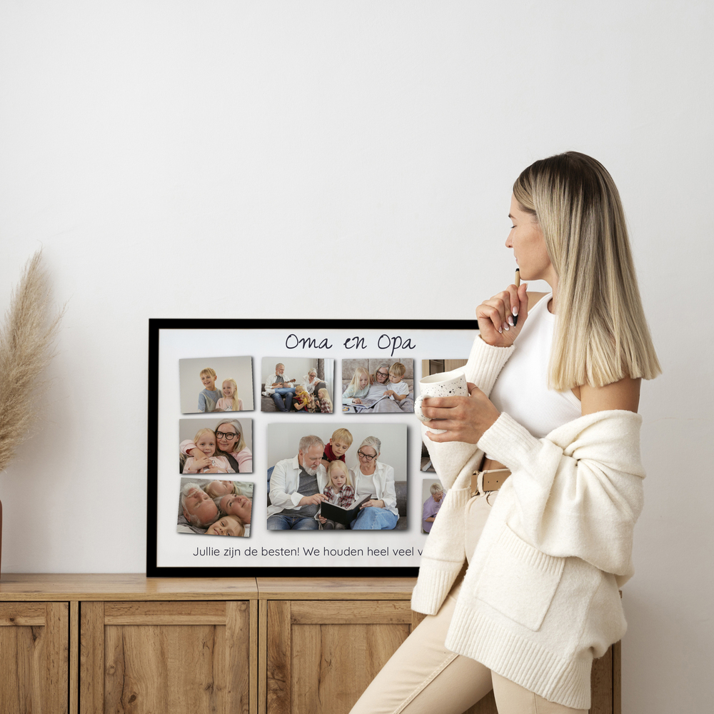 Fotocollage met familiefoto's in een zwarte lijst op een houten dressoir, een lief geschenk voor grootouders