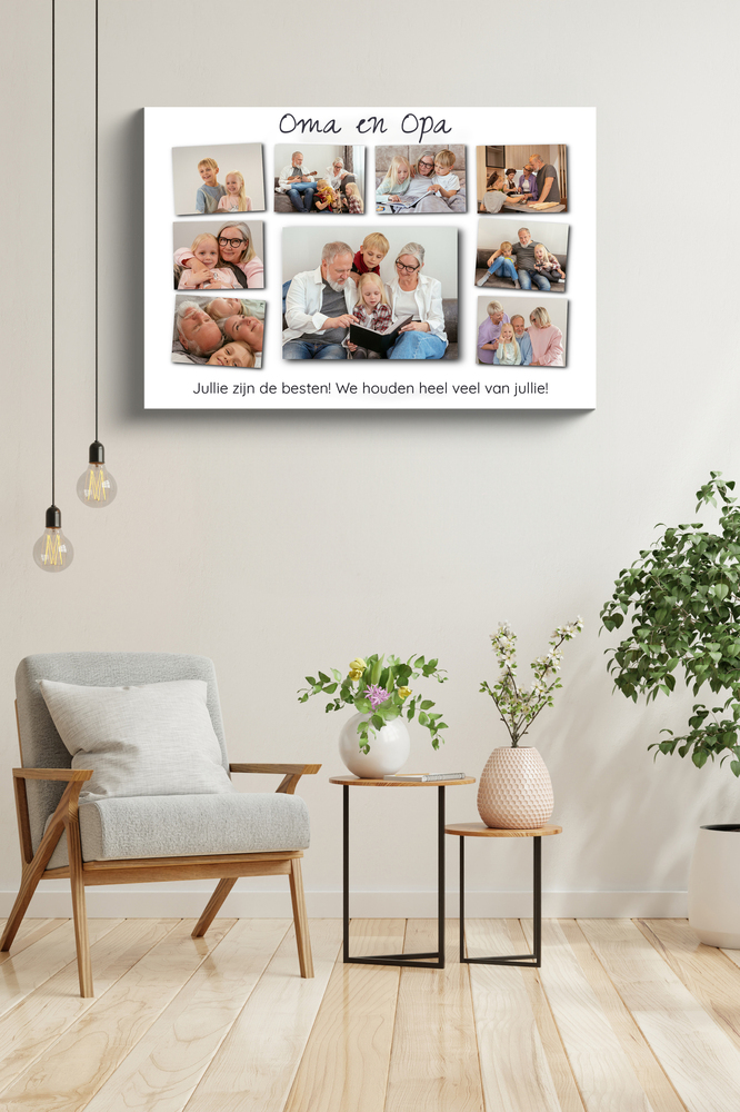 Fotocollage op canvas met 9 foto's van opa, oma en kleinkinderen en een lieve tekst, boven een fauteuil naast planten