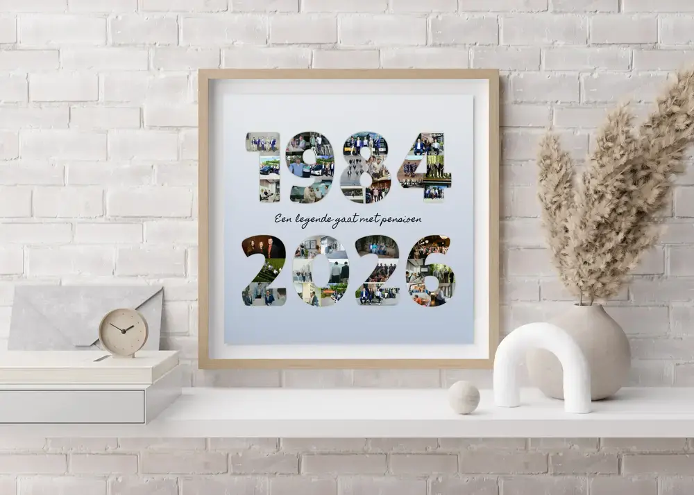 Fotocollage met jaartallen in een houten lijst op een witte wandplank, als pensioencadeau voor een collega
