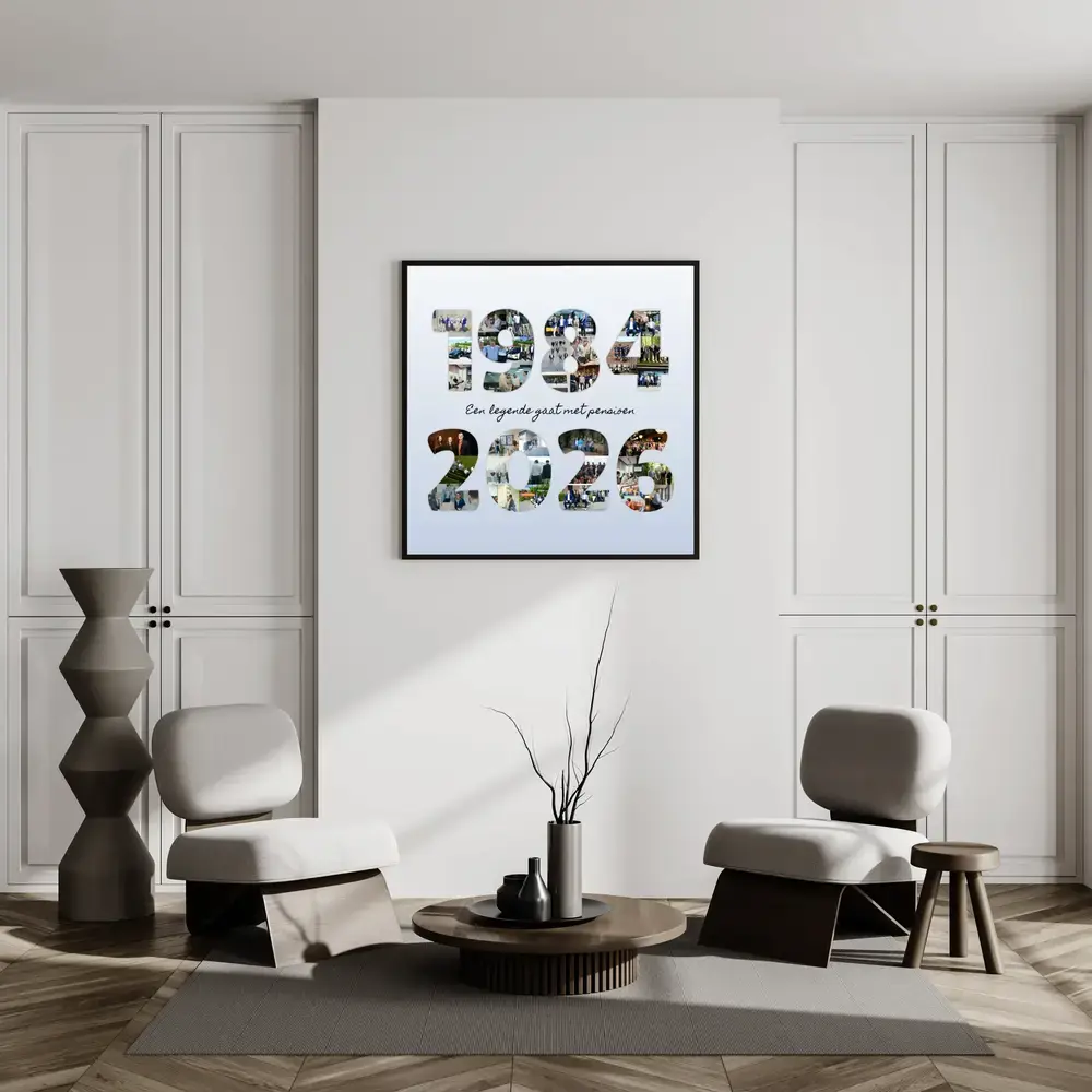 Fotocollage voor pensioen met twee jaartallen en een spreuk, in zwarte lijst aan de muur boven twee fauteuils