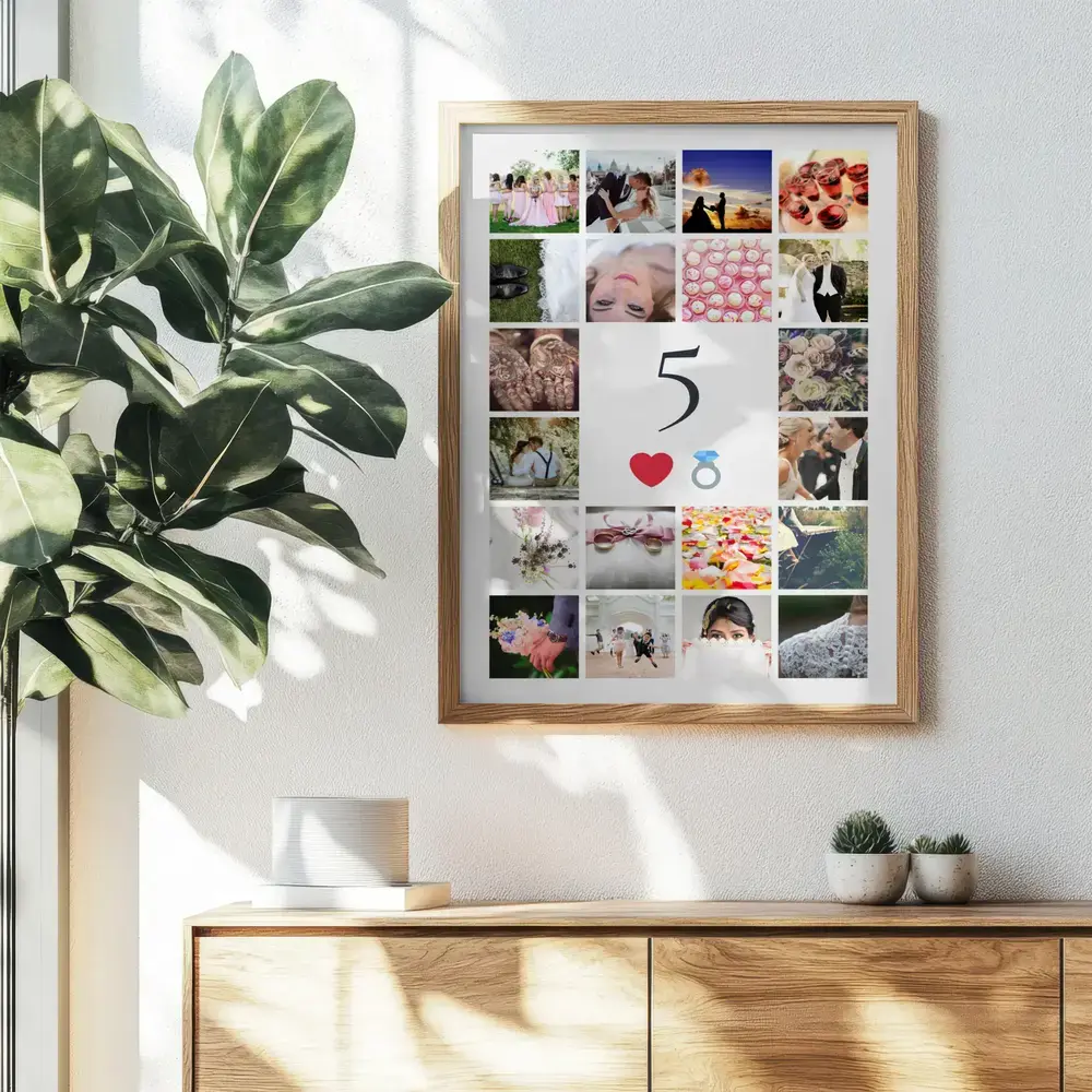 Fotocollage met een grote 5 in een houten lijst boven een dressoir, een persoonlijk cadeau voor 5 jaar getrouwd