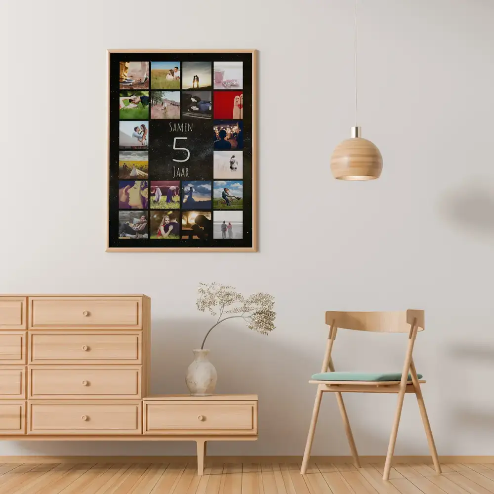 Fotocollage met een grote 5 en zwarte achtergrond in een houten lijst aan de muur boven een ladekast