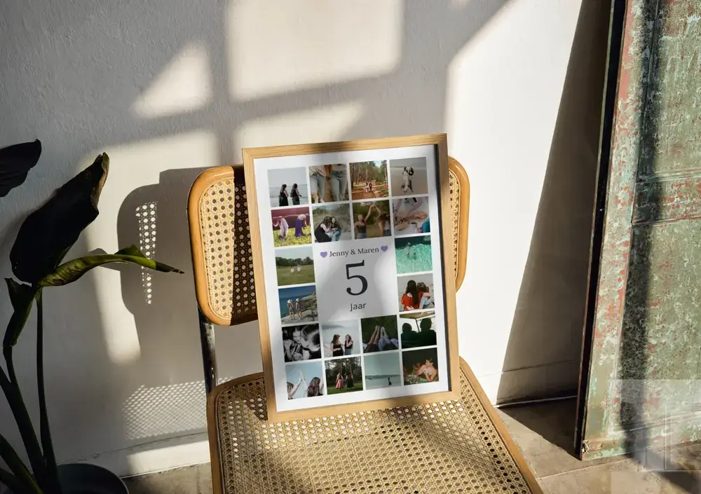 Fotocollage met een grote 5 en namen in een houten lijst op een stoel met webbing, voor vijf jaar samen