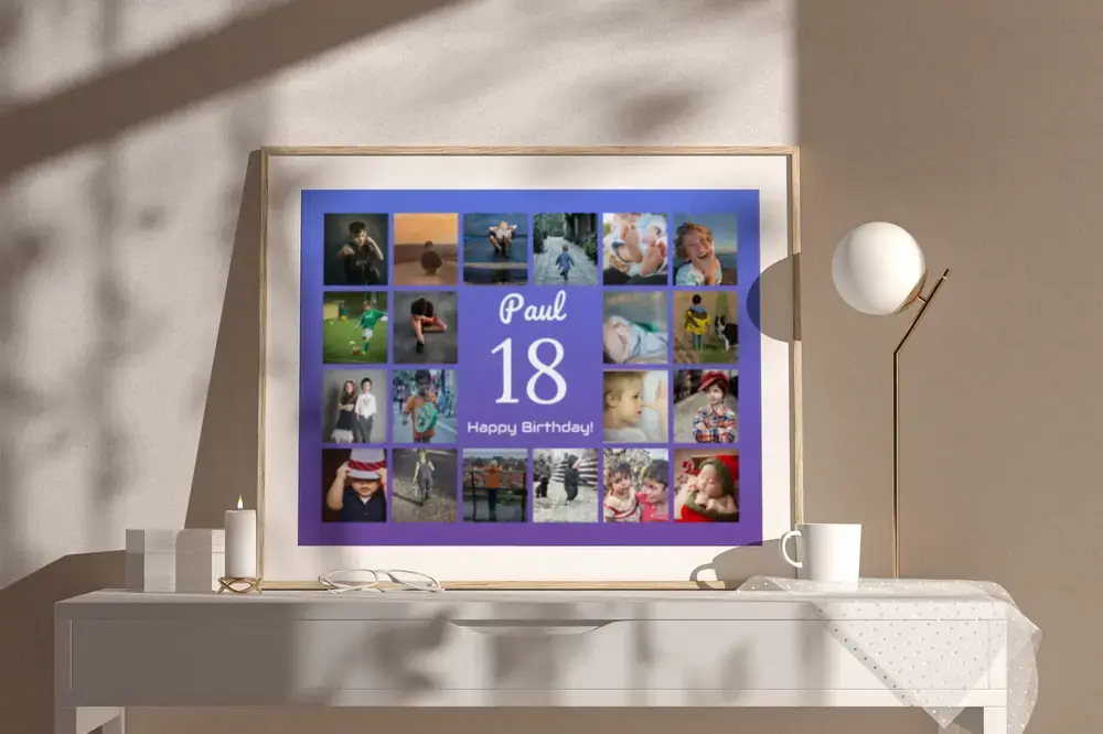 Ingelijste fotocollage met grote 18, naam en fotoraster op blauw-paarse achtergrond, op een witte ladekast naast een lamp