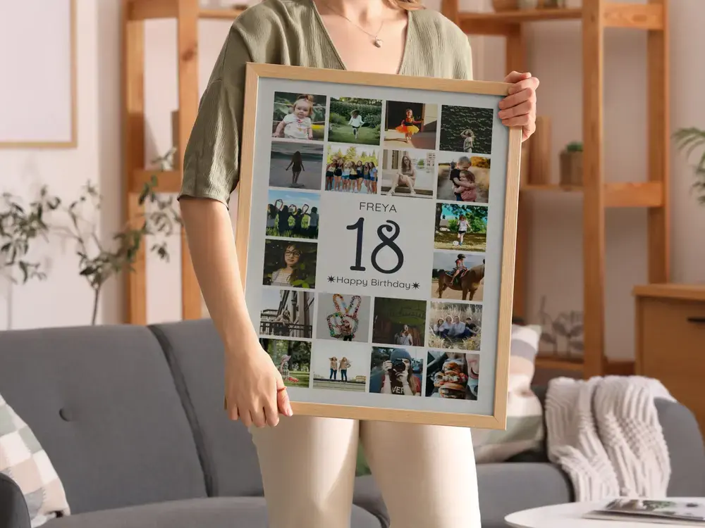 Staande fotocollage met 18 in het midden, naam en felicitatie in een lichte houten lijst, voor een grijze bank
