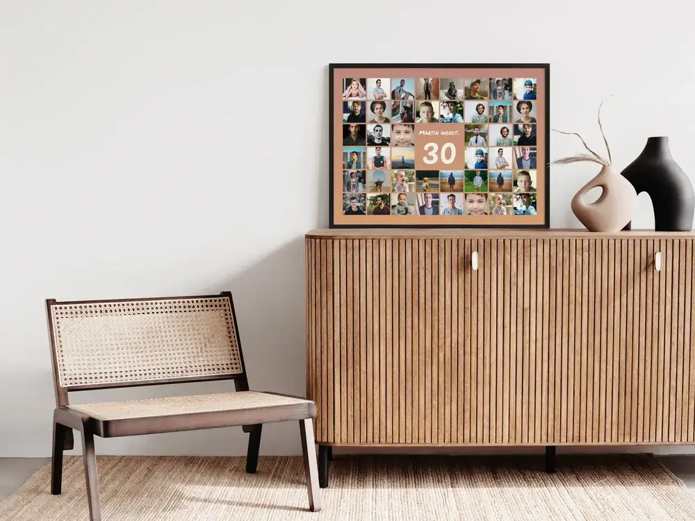 Fotocollage met een grote 30 en naam tussen foto's in een raster, in een zwarte lijst op een houten dressoir