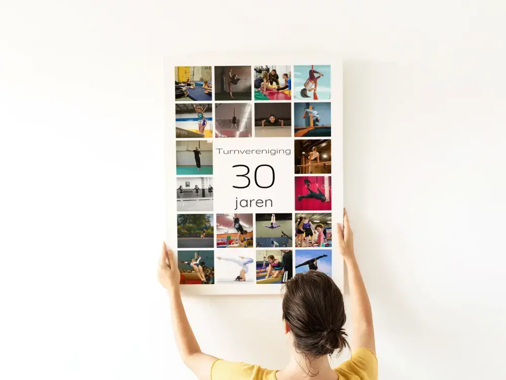 Staande fotocollage aan een witte muur, met een grote 30 omringd door turnfoto’s voor een 30-jarig verenigingsjubileum