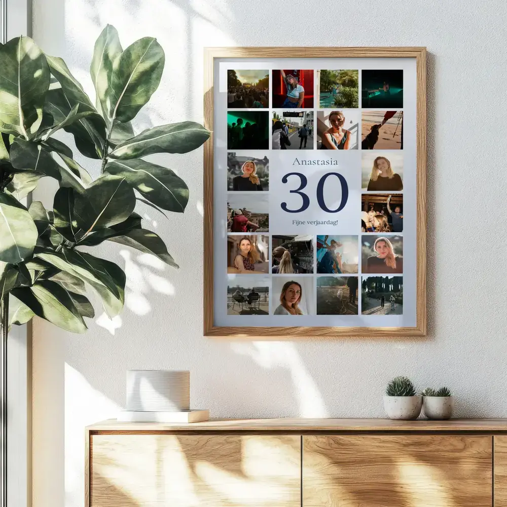 Fotocollage met 30 in houten lijst boven een dressoir, een persoonlijk cadeau voor een 30e verjaardag.
