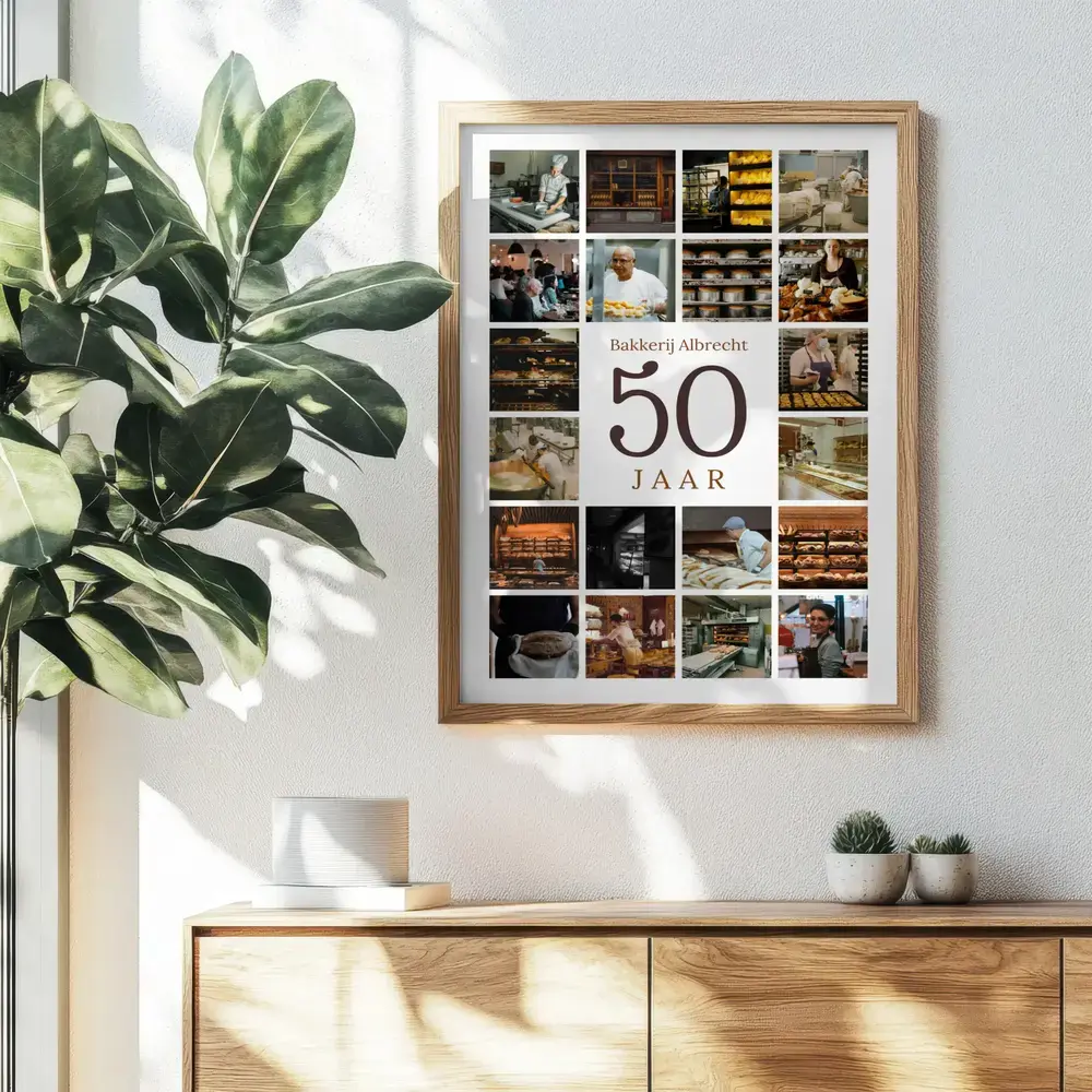 Fotocollage met grote 50 en bakkerijfoto’s in een houten lijst boven een dressoir, voor een 50-jarig bedrijfsjubileum