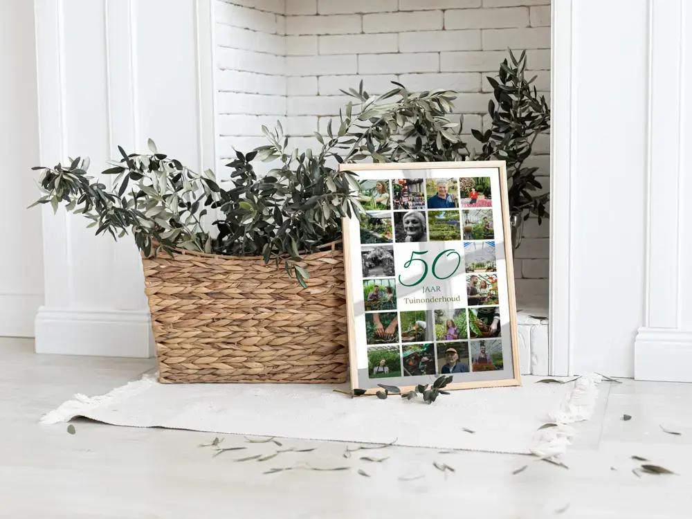 Fotocollage in lichte lijst op de vloer naast een plantenmand, met een groene 50 voor een 50-jarig bedrijfsjubileum