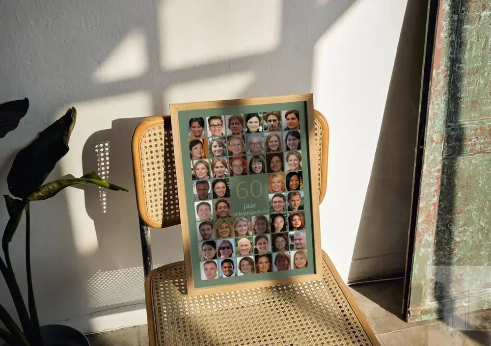 Fotocollage met een grote 60 in een houten lijst op een rieten stoel, persoonlijk cadeau voor een diamanten bruiloft