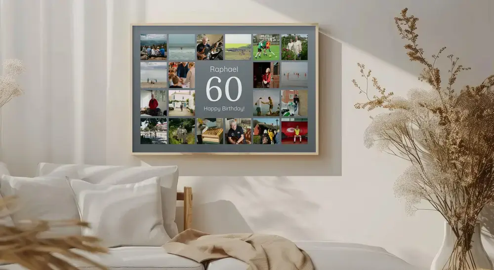 Ingelijste fotocollage met grote 60, naam en felicitatie op grijs, boven de bank naast droogbloemen