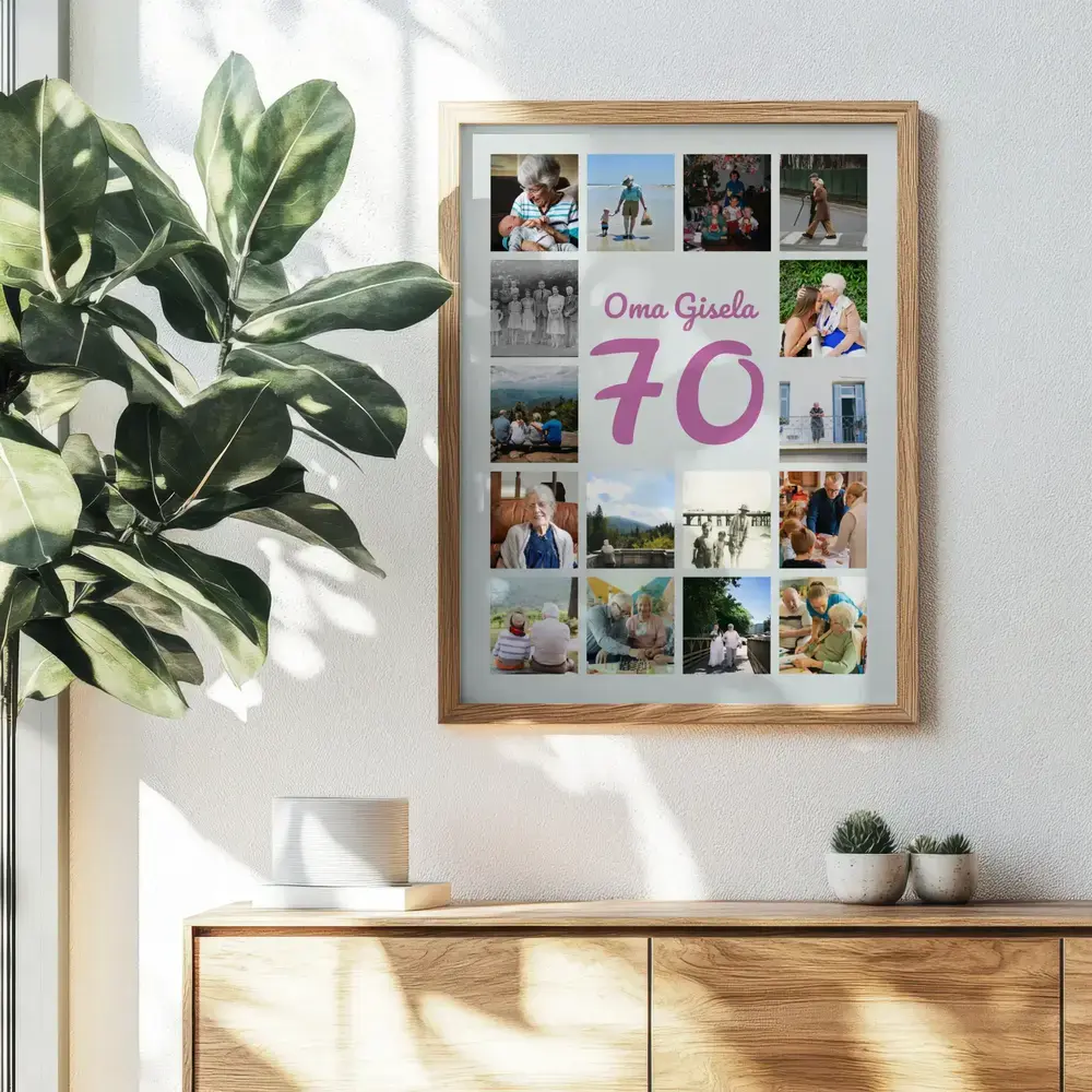 Fotocollage met een roze 70 tussen familiefoto’s, in een houten lijst boven een dressoir naast een kamerplant
