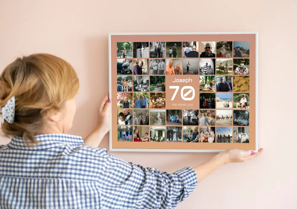 Fotocollage met een grote 70, naam en tekst tussen een raster van foto's, in een witte lijst aan een lichte muur