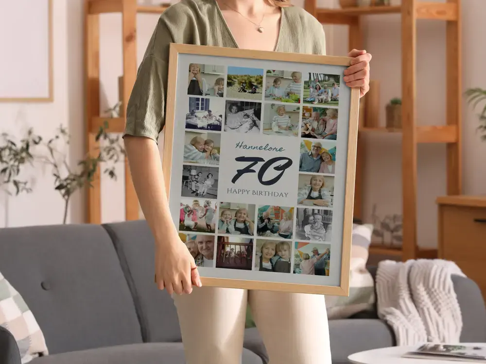 Ingelijste fotocollage met een grote 70, in de woonkamer voor een grijze bank, als persoonlijk cadeau voor een 70e verjaardag