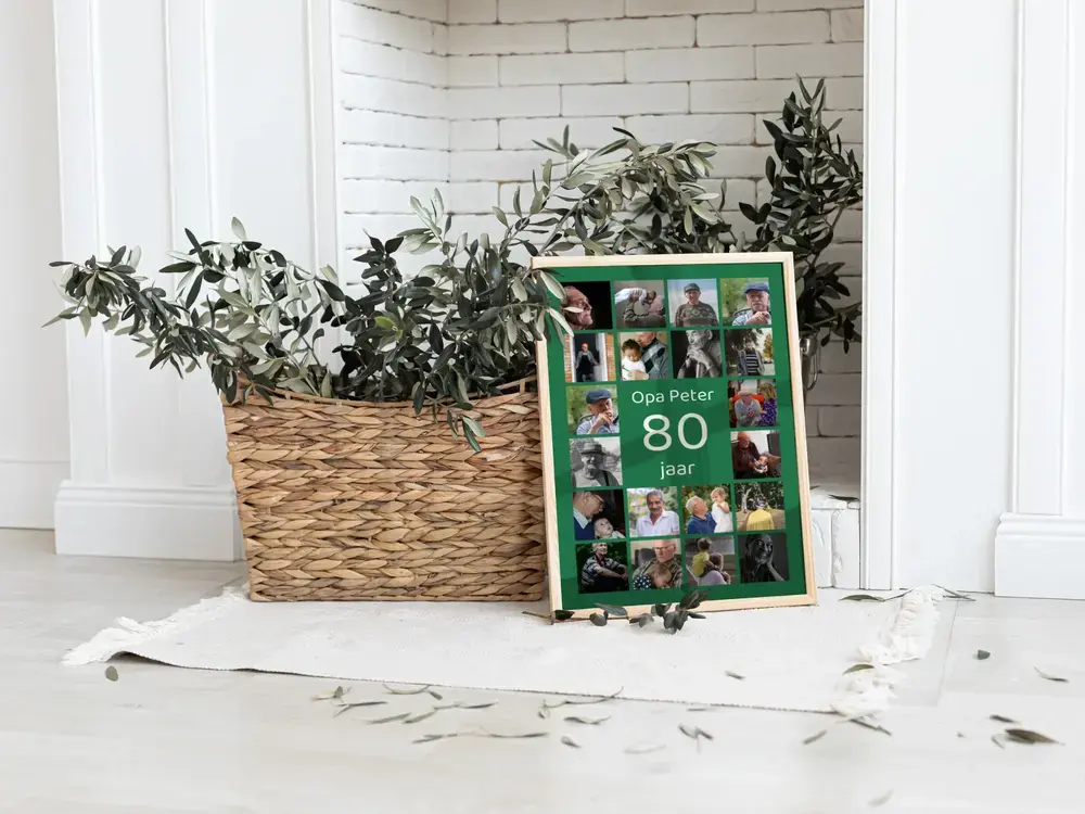 Groene fotocollage voor opa’s 80e verjaardag in een houten lijst, op de vloer naast een plantenmand