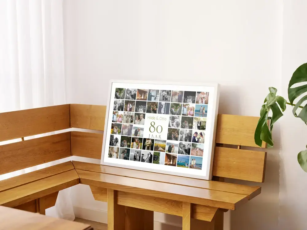 Fotocollage met namen en het getal 80 tussen trouwfoto’s, in een witte lijst op een houten hoekbank naast een plant