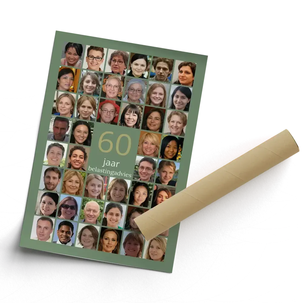 Fotocollage als poster met een grote 60 tussen portretfoto’s op een groene achtergrond, naast een opgerold vel